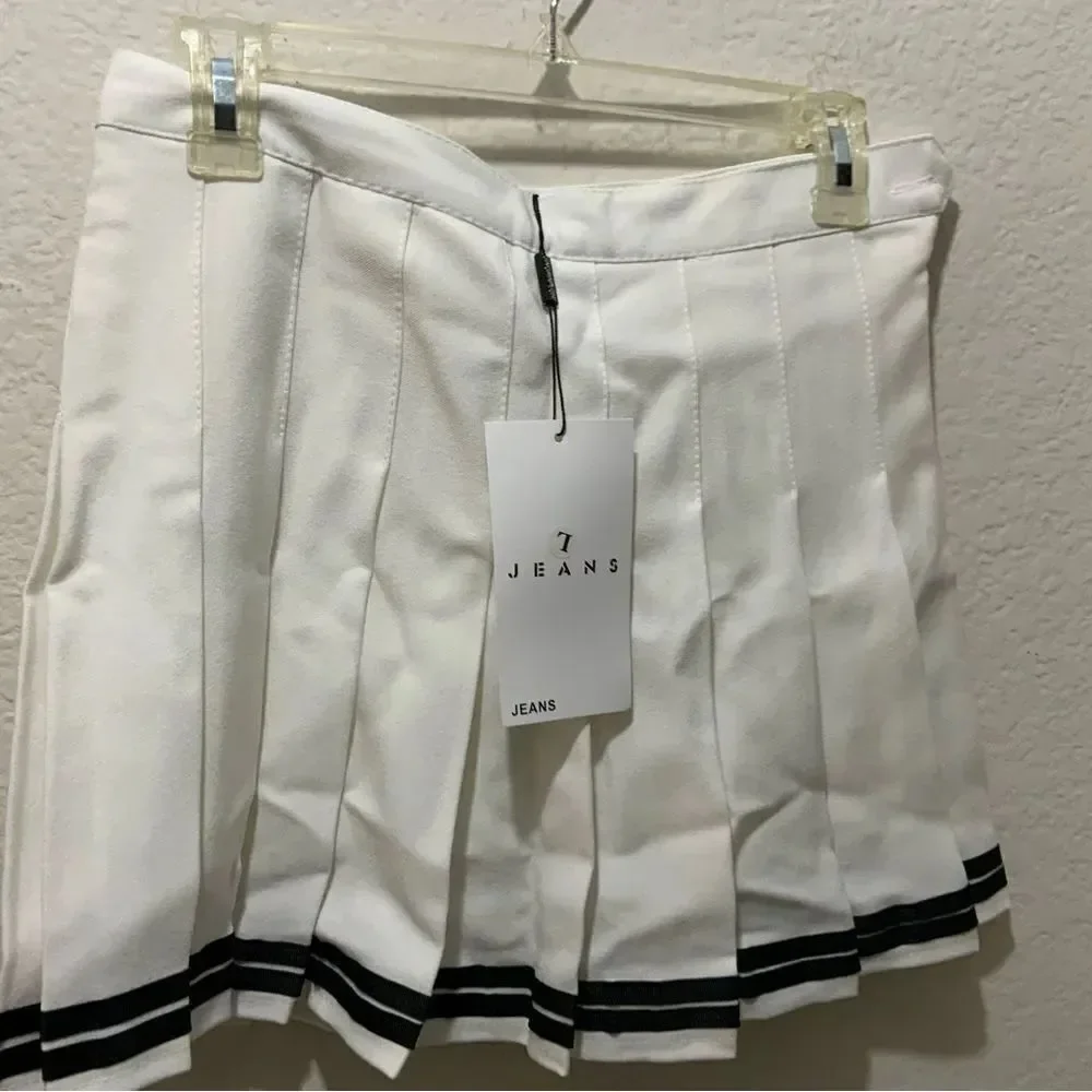 Xin yi zu wears Girls White Pleated A-Line Skirt Size L
